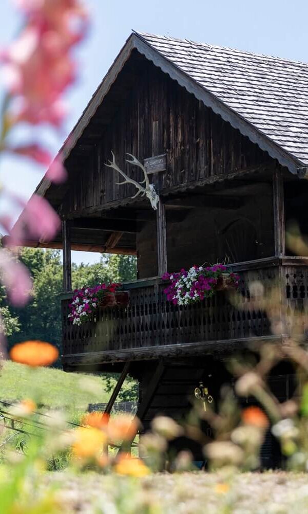 Traditionelles Holzhaus mit Blumen