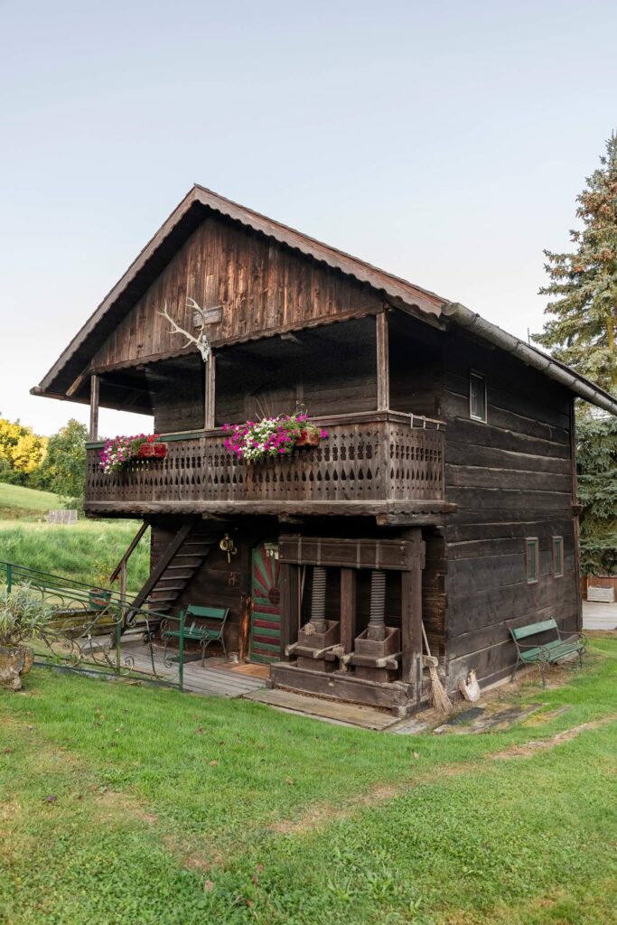 Holzhaus mit Blumen und Rasen