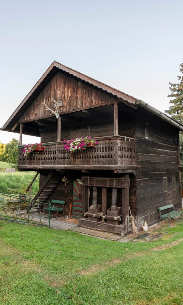 Holzhaus mit Blumen und Rasen