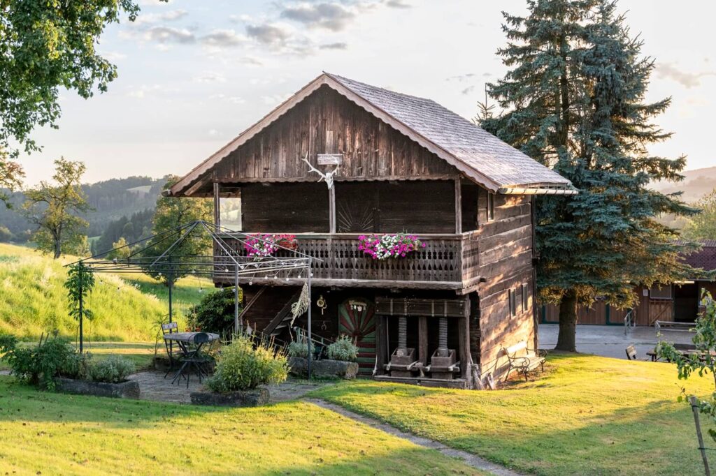 Holzhaus mit Blumen und Garten