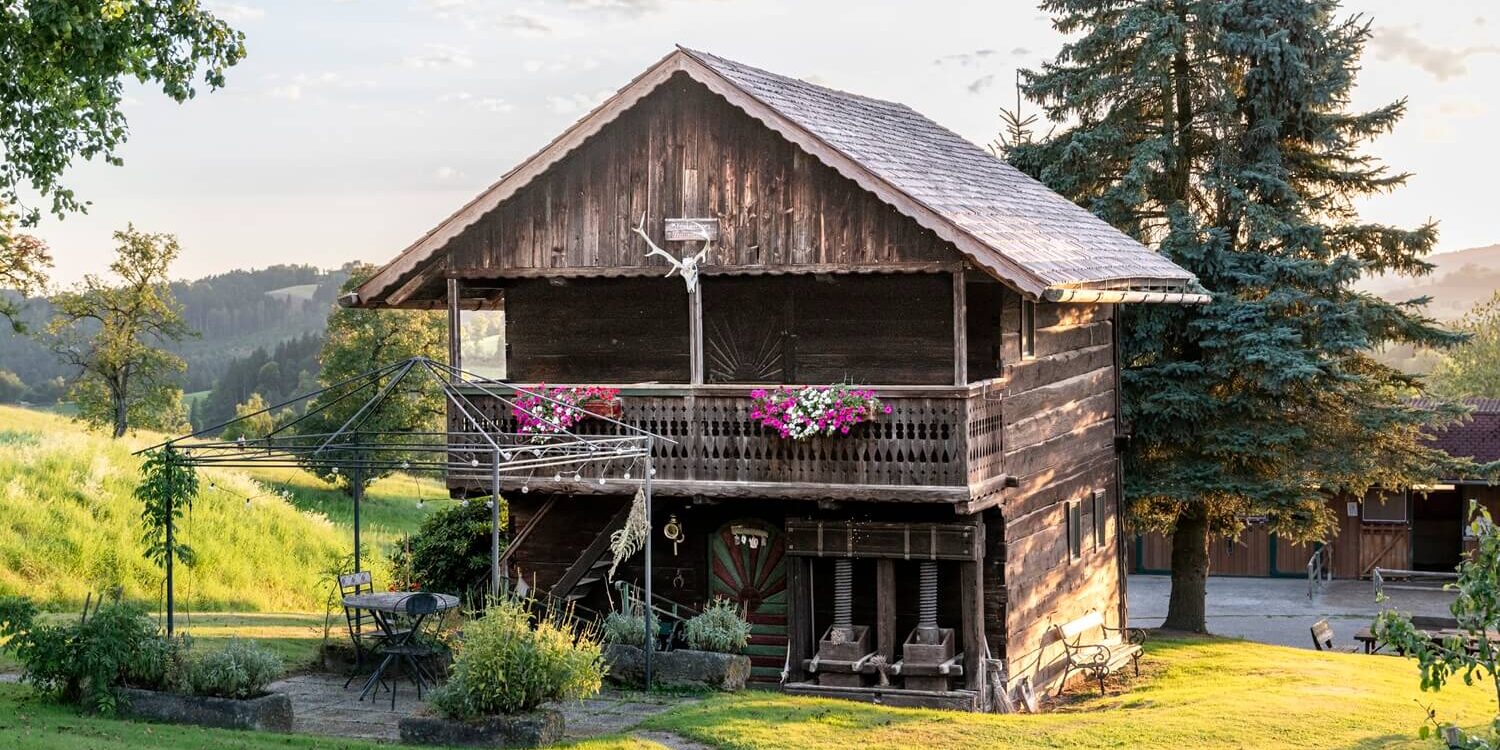 Holzhaus mit Blumen und Garten