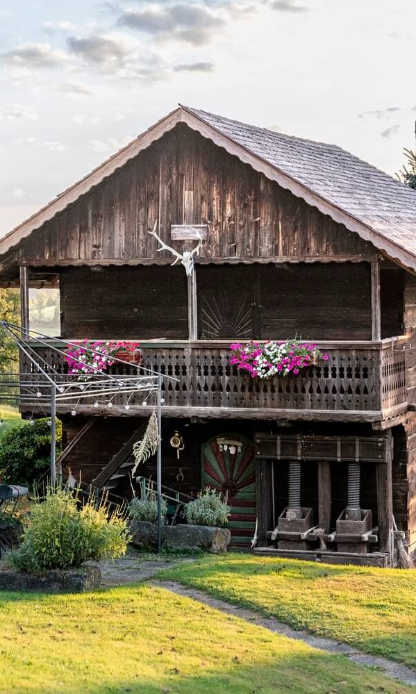Holzhaus mit Blumen und Garten