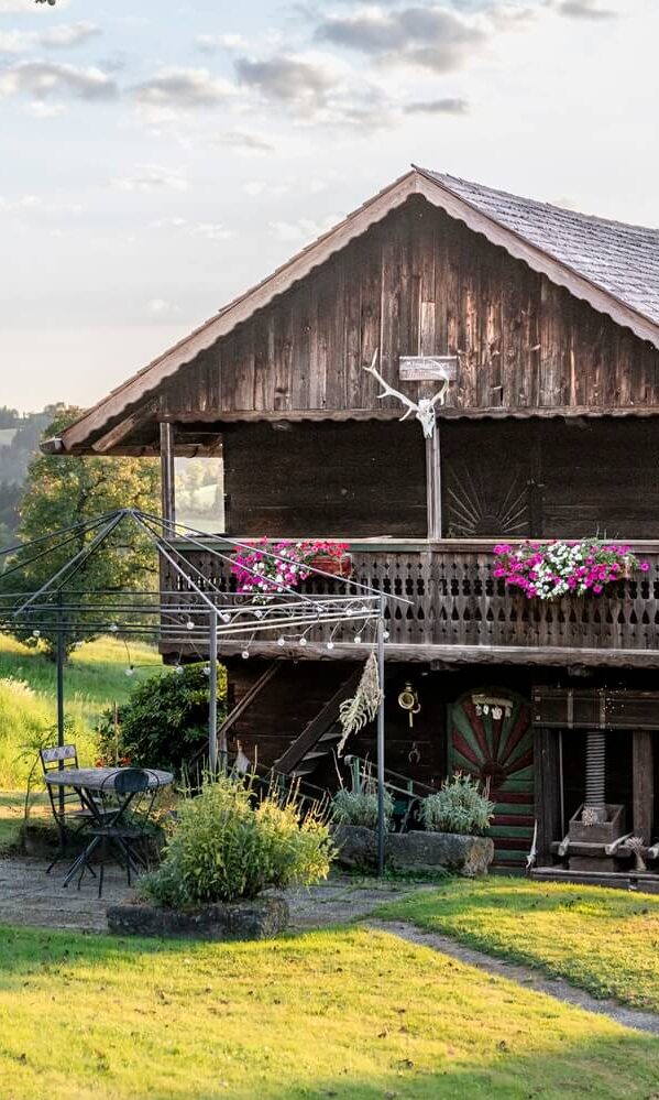 Holzhaus mit Blumen und Garten