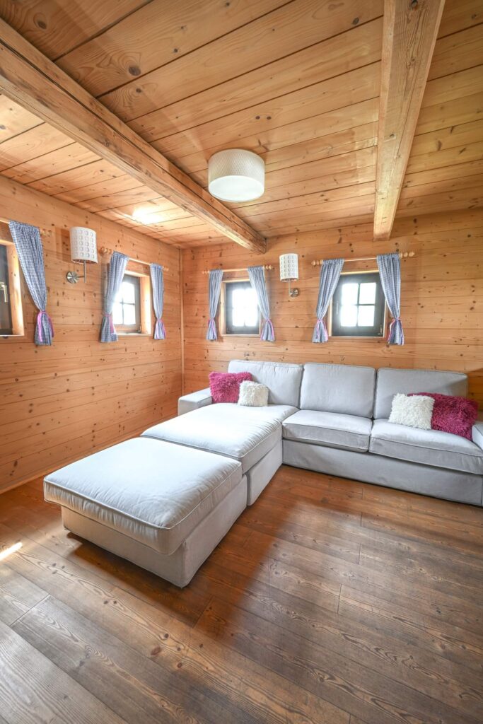 Gemütliches Wohnzimmer mit Holzdecke