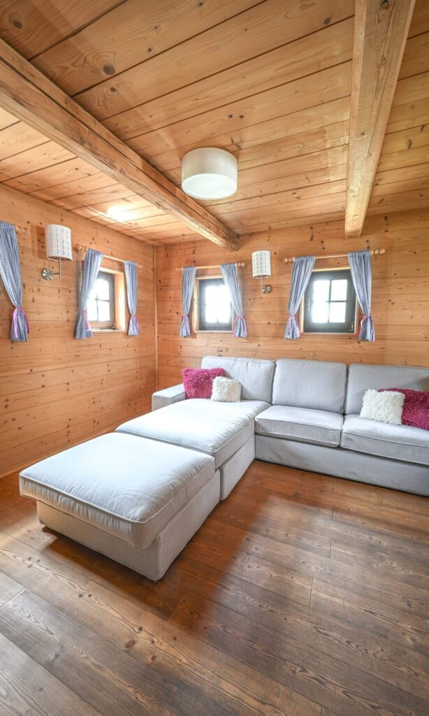 Gemütliches Wohnzimmer mit Holzdecke