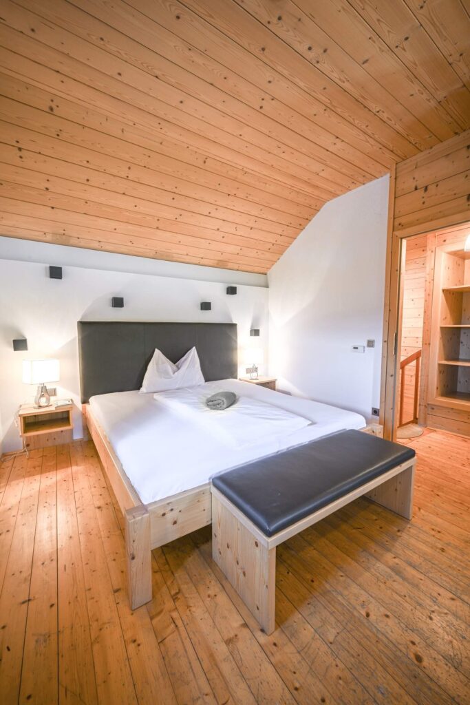 Helles Schlafzimmer mit Holzdecke.