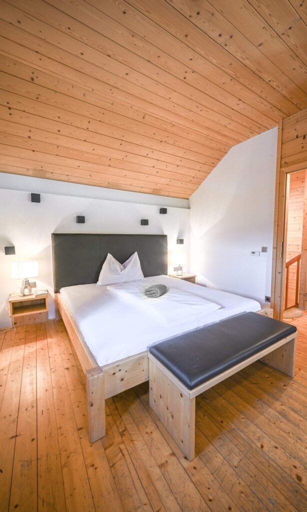 Helles Schlafzimmer mit Holzdecke.
