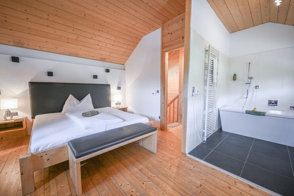 Helles Schlafzimmer mit Badewanne
