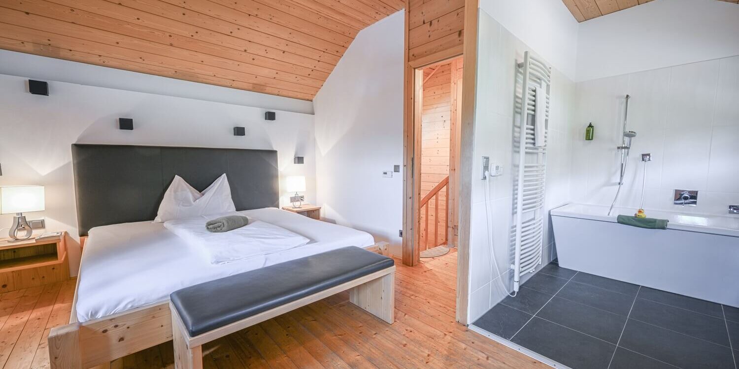 Helles Schlafzimmer mit Badewanne