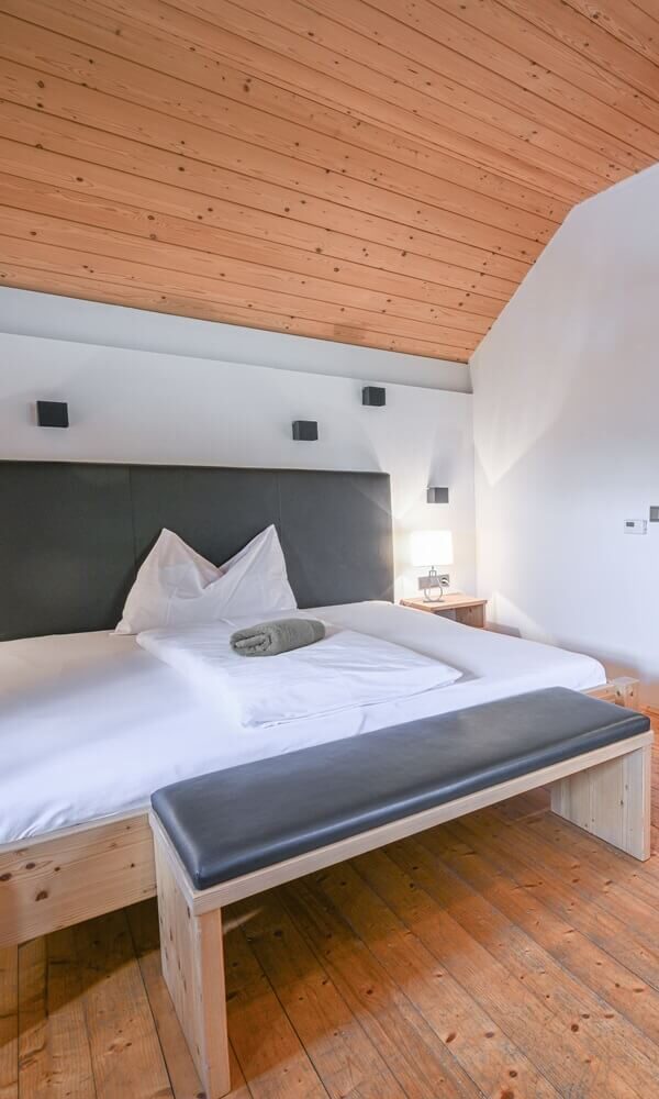 Helles Schlafzimmer mit Badewanne
