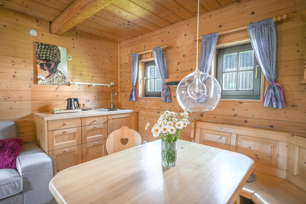Gemütliche Holzhaus-Küche mit Blumen