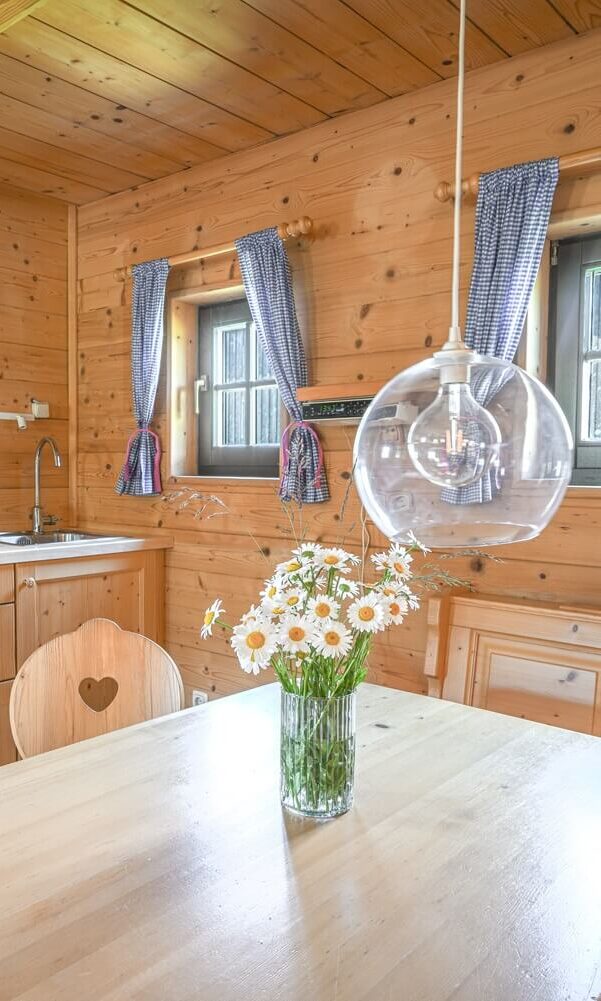 Gemütliche Holzhaus-Küche mit Blumen