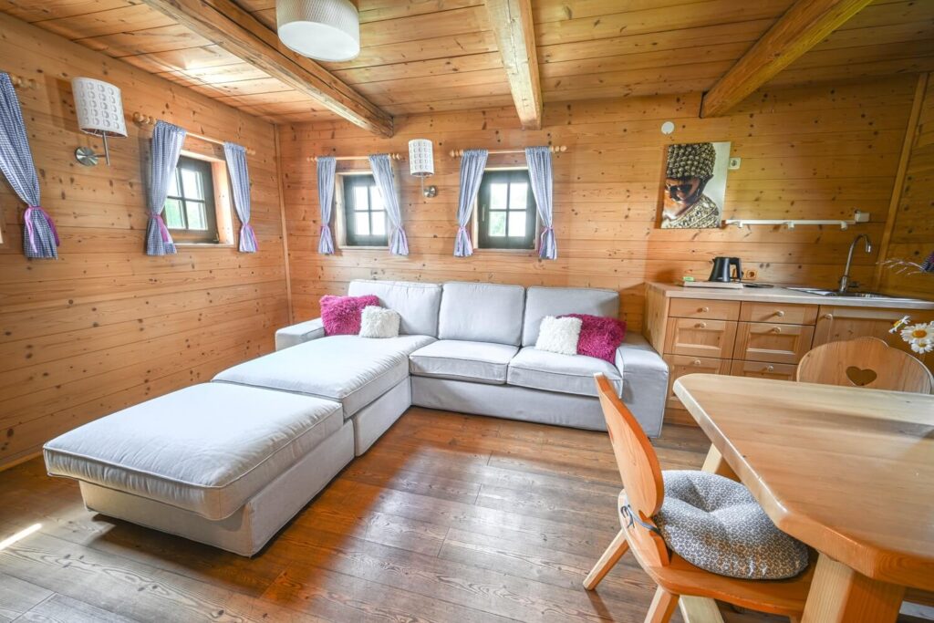 Gemütliches Holzhaus mit Wohnzimmer.