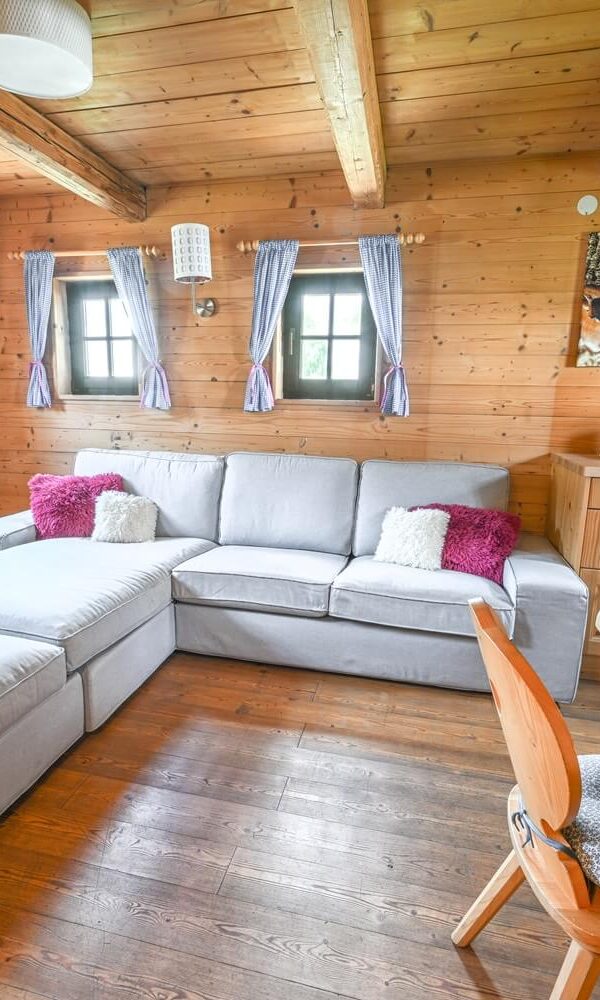 Gemütliches Holzhaus mit Wohnzimmer.
