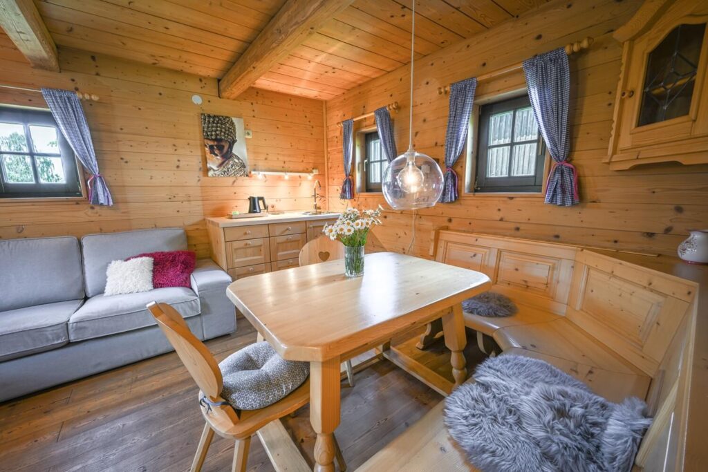 Gemütliches Holzhaus mit Essbereich