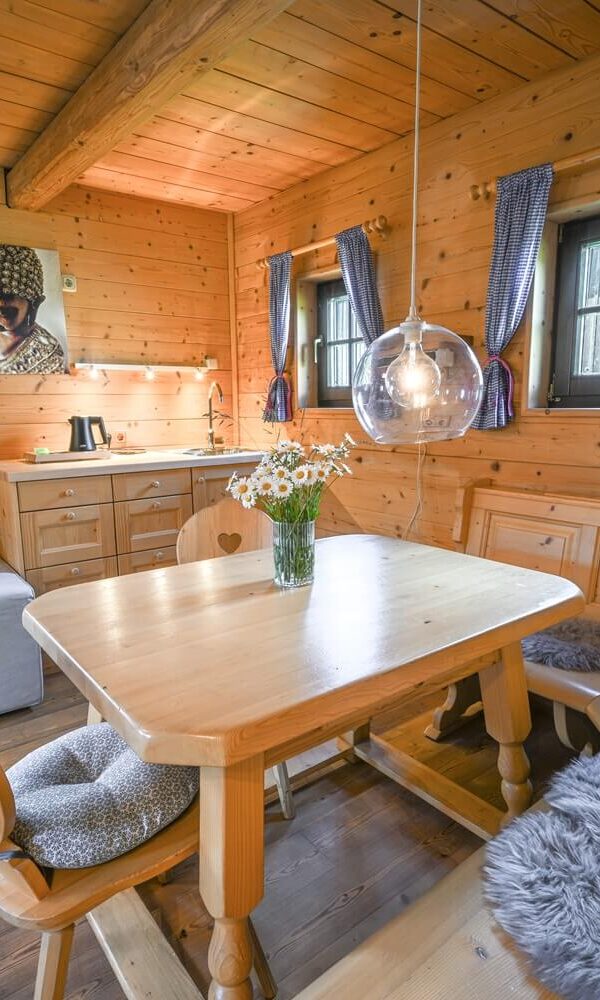 Gemütliches Holzhaus mit Essbereich