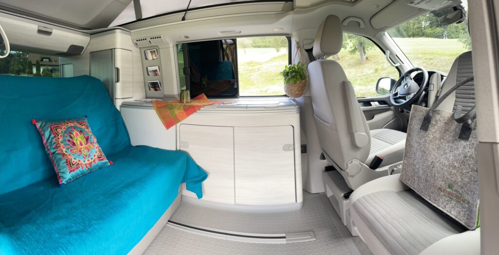 Helles Schlafzimmer mit modernem Design