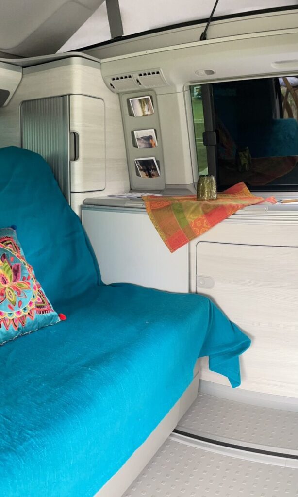 Helles Schlafzimmer mit modernem Design