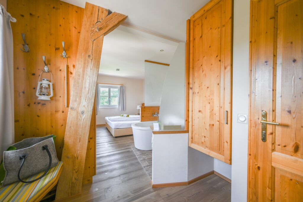 Helles Zimmer mit Holzdetails.