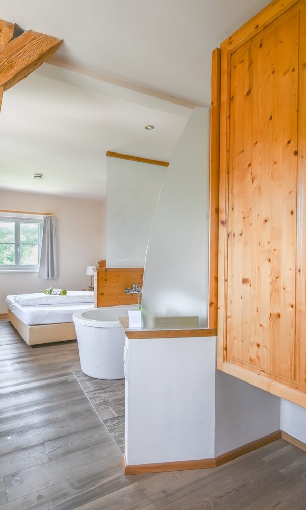 Helles Zimmer mit Holzdetails.