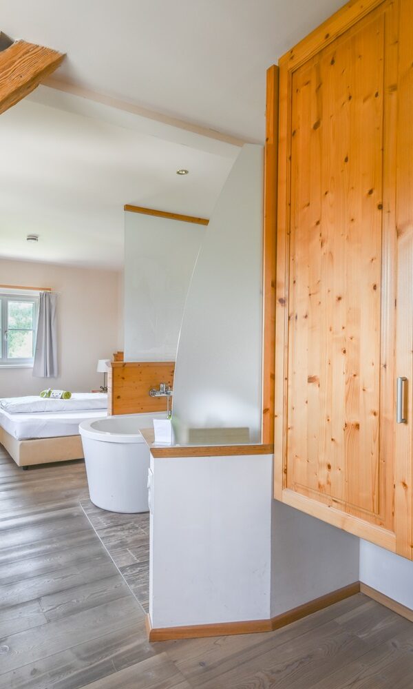 Helles Zimmer mit Holzdetails.