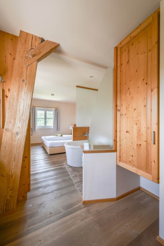 Helles Zimmer mit Holzdetails und Badewanne