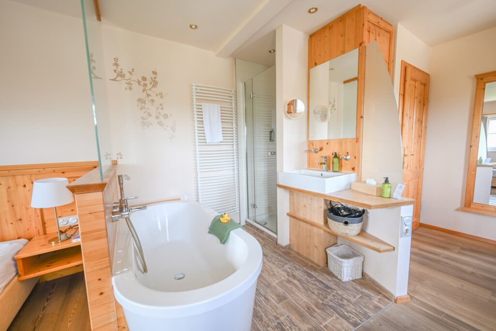 Helles Badezimmer mit moderner Ausstattung