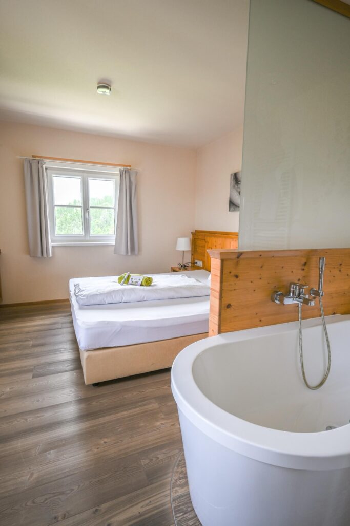 Helles Zimmer mit Badewanne