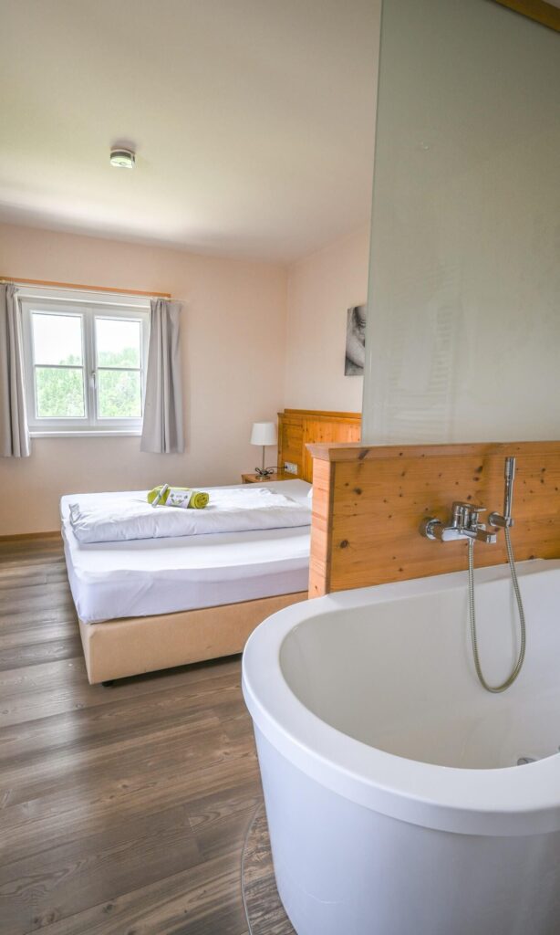Helles Zimmer mit Badewanne
