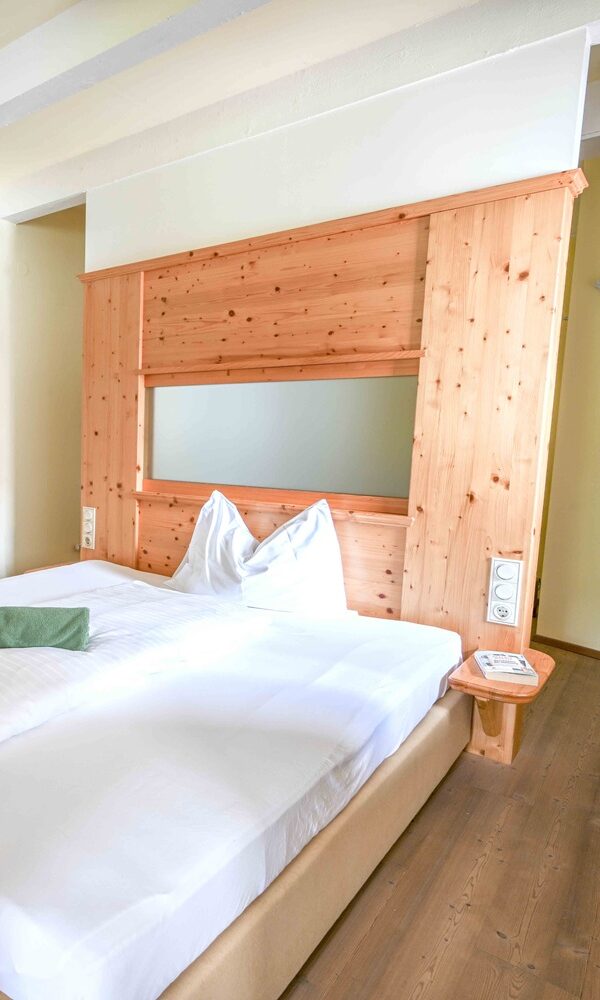 Helles Zimmer mit Holzdetails und Bett
