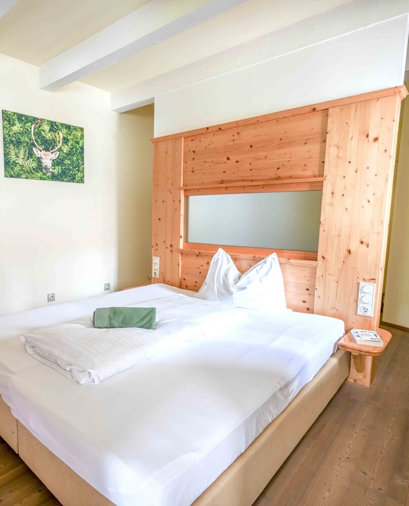 Helles Zimmer mit Holzdetails und Bett