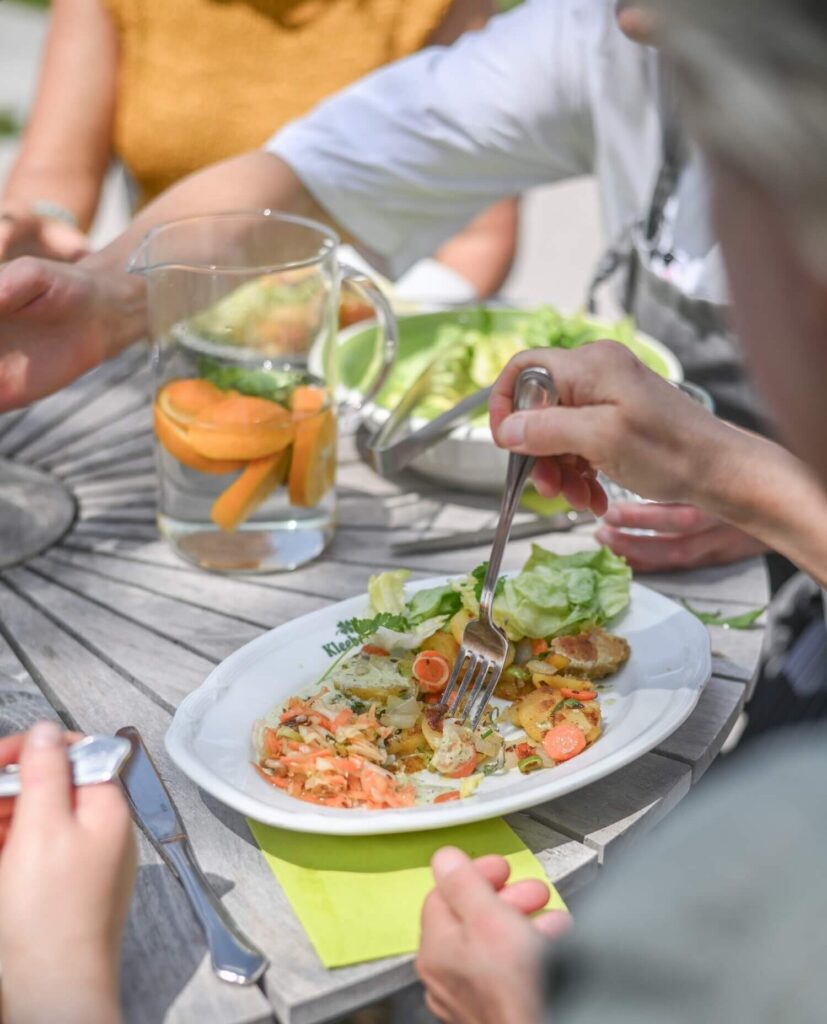 Leckeres Essen und frisches Wasser