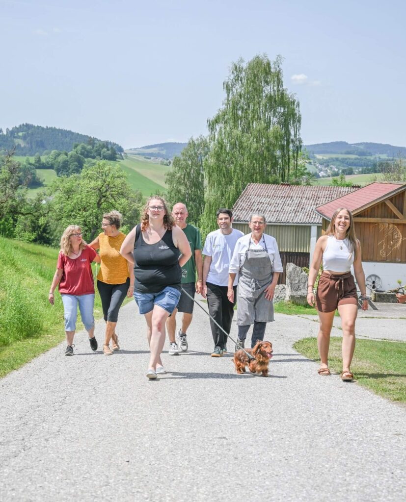 Gruppe von Menschen auf dem Weg