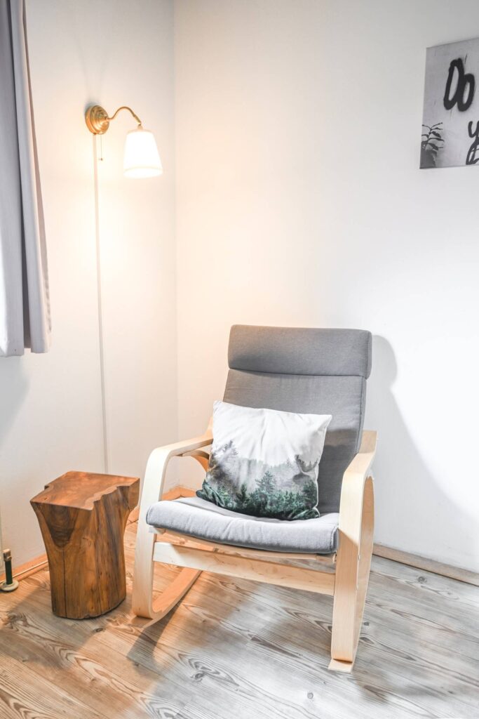 Sessel mit Kissen und Lampe