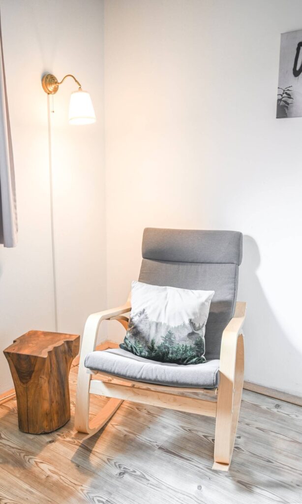 Sessel mit Kissen und Lampe