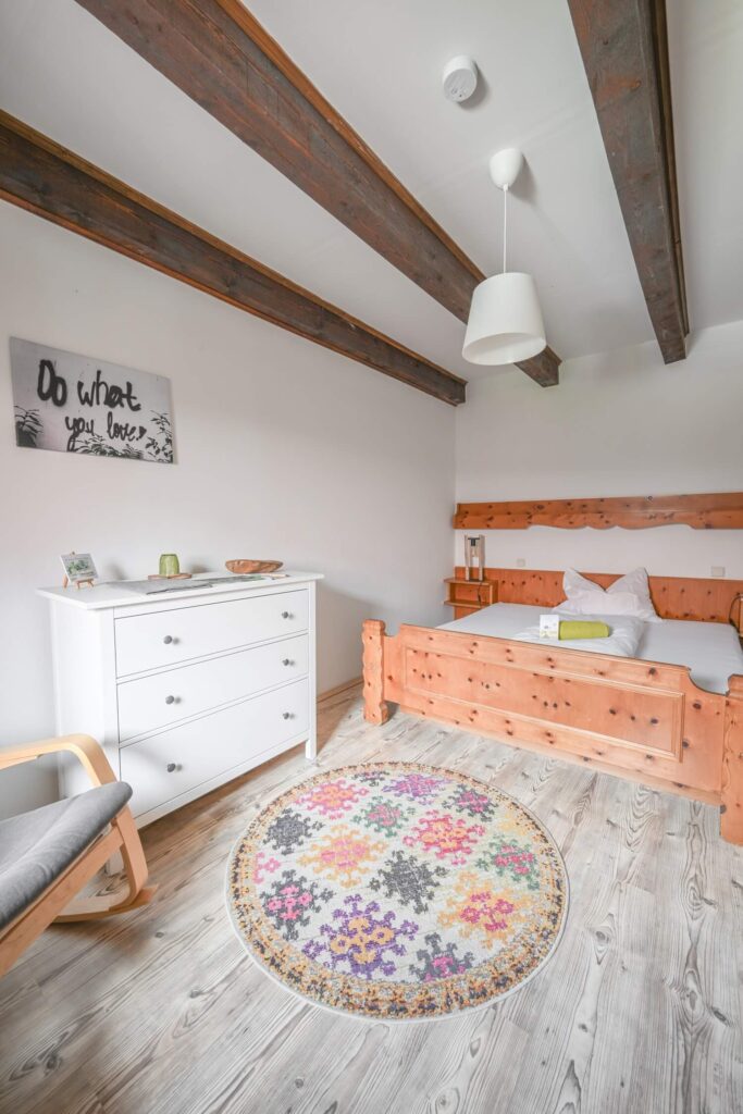 Helles Zimmer mit Holzdetails und Teppich