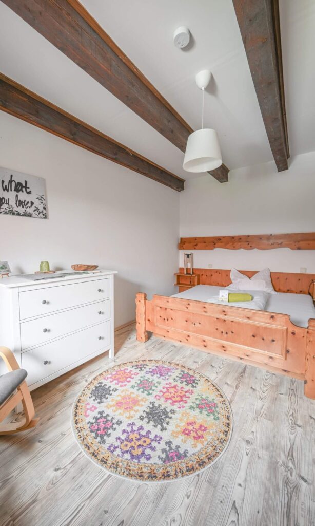 Helles Zimmer mit Holzdetails und Teppich
