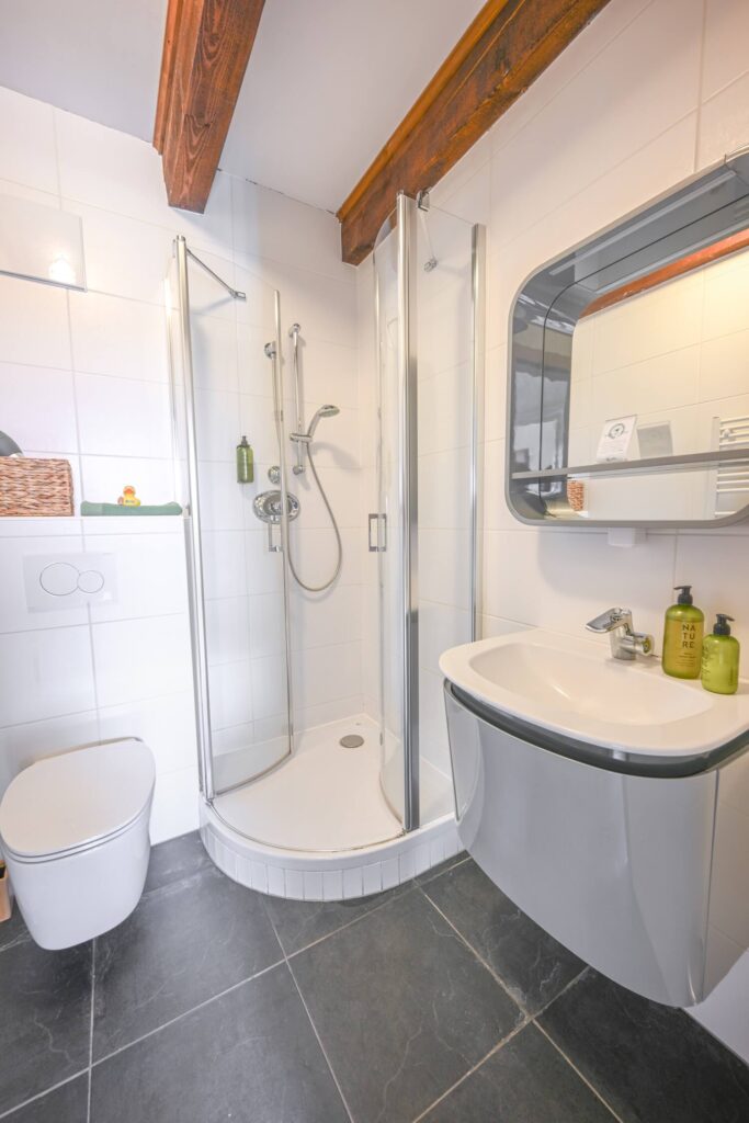 Modernes Badezimmer mit Dusche und Waschbecken