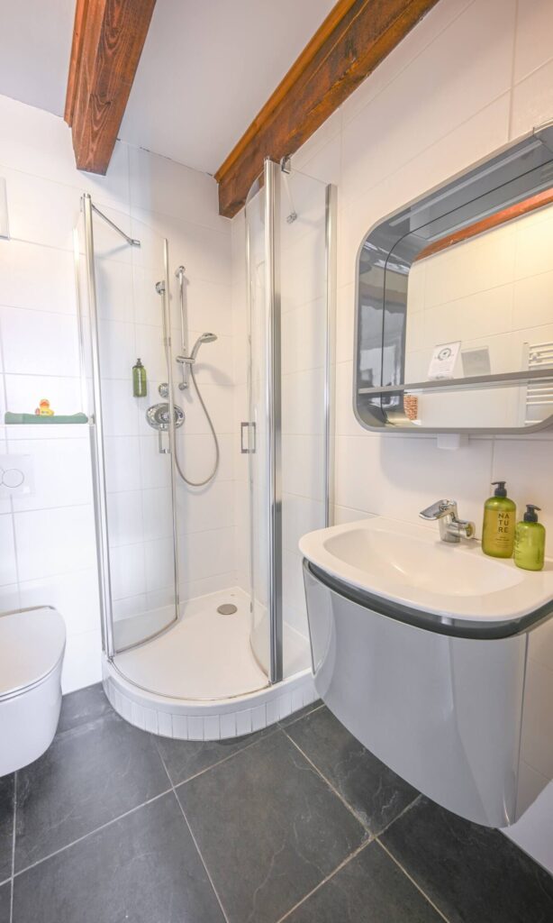 Modernes Badezimmer mit Dusche und Waschbecken