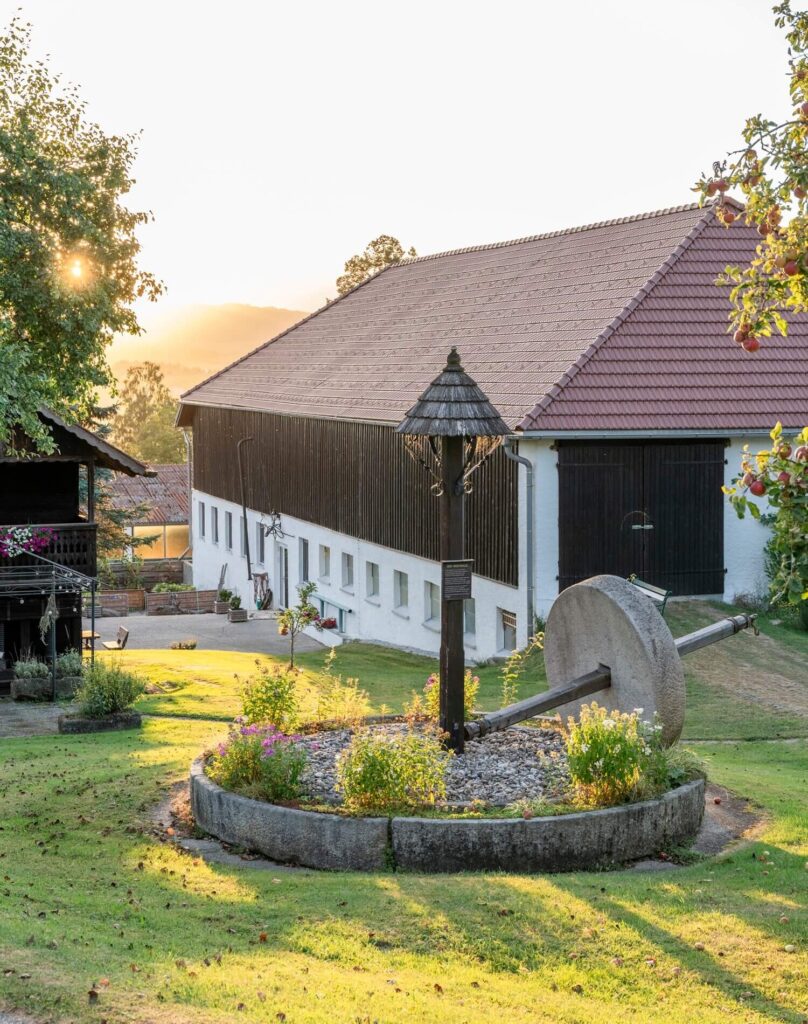 Landschaft mit Scheune und Mühle