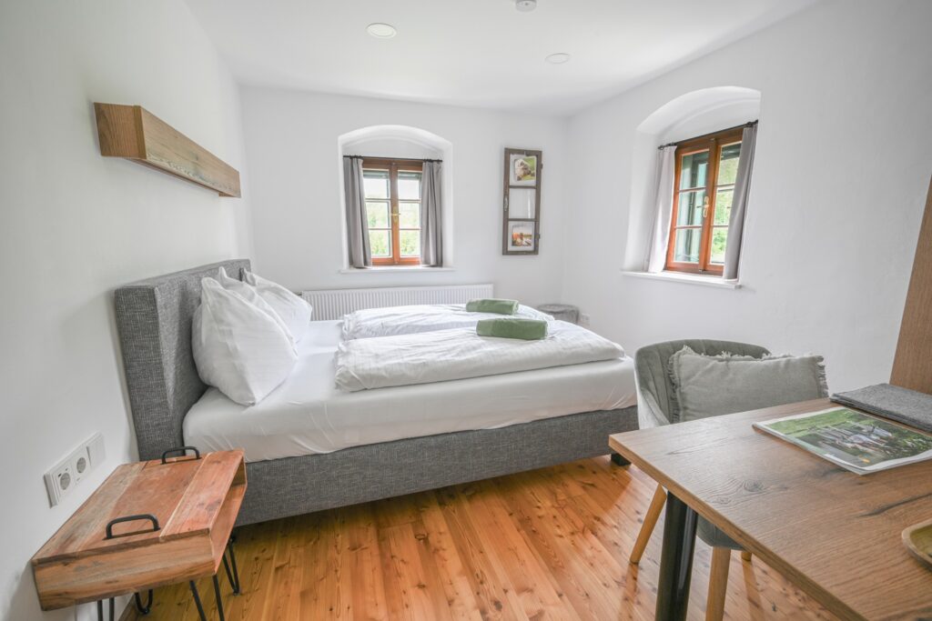 Helles, modernes Schlafzimmer mit Fenster