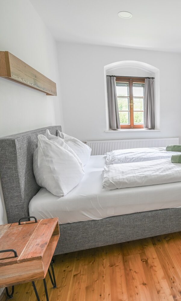 Helles, modernes Schlafzimmer mit Fenster