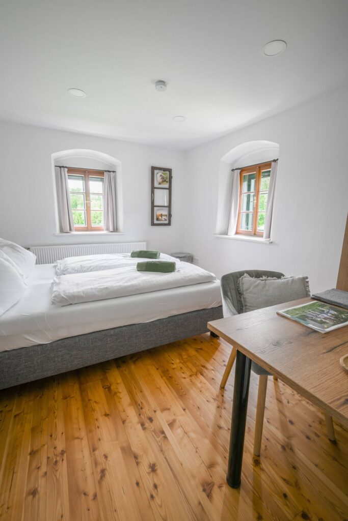 Helles Schlafzimmer mit Holzfußboden