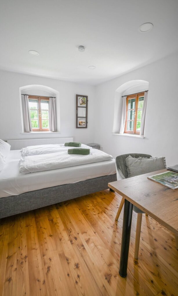 Helles Schlafzimmer mit Holzfußboden