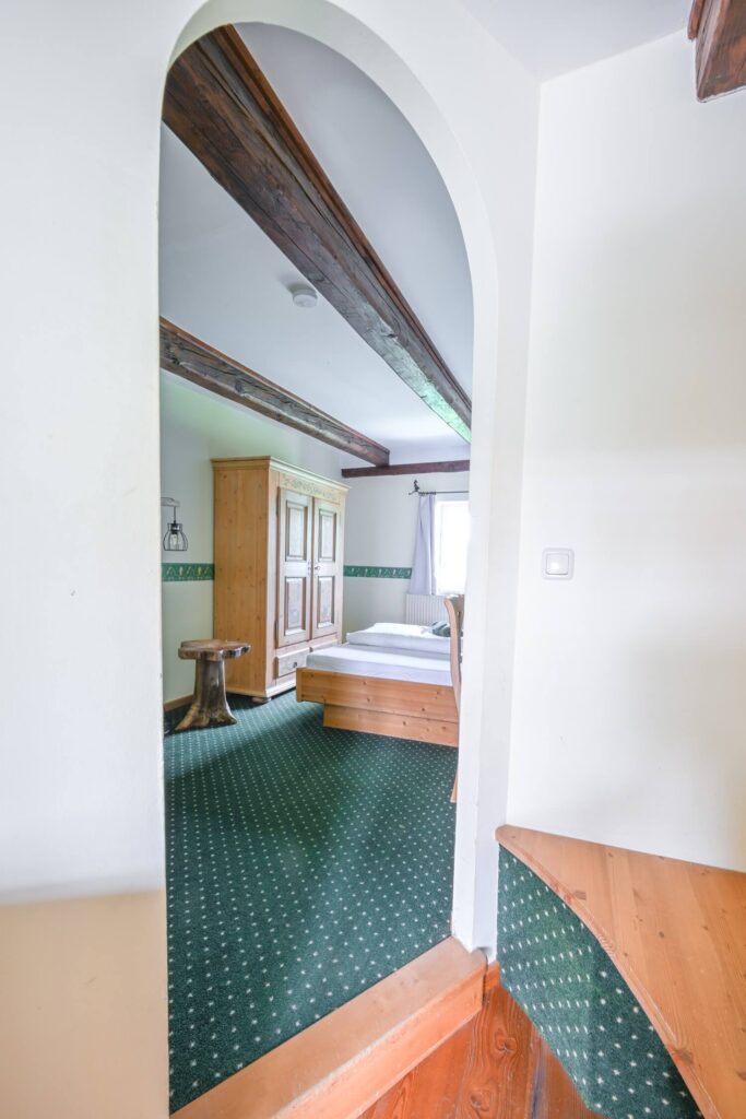 Helles Zimmer mit Holzdetails.