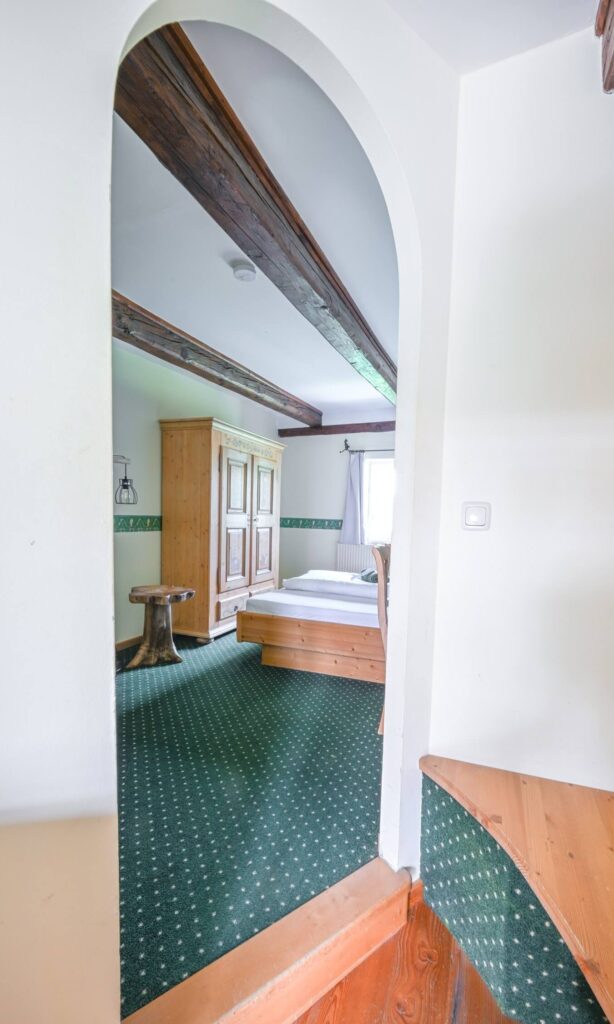 Helles Zimmer mit Holzdetails.