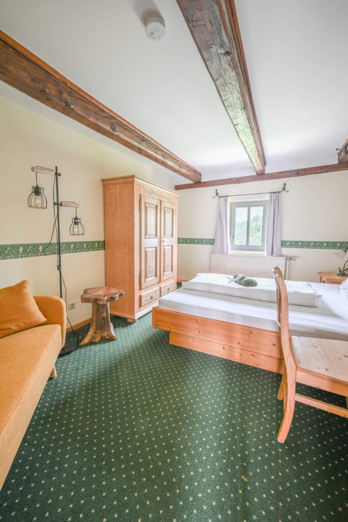 Helles Zimmer mit Holzdetails.