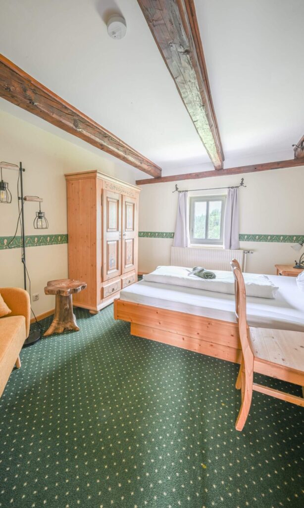 Helles Zimmer mit Holzdetails.