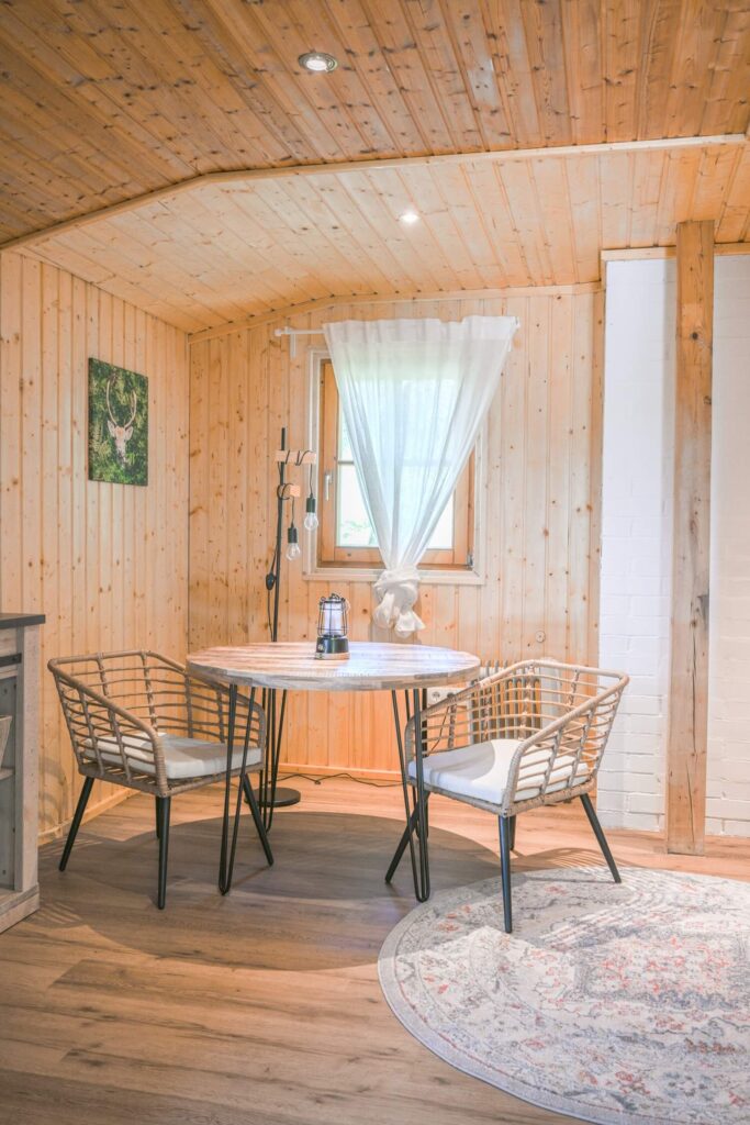 Holzraum mit Tisch und Stühlen