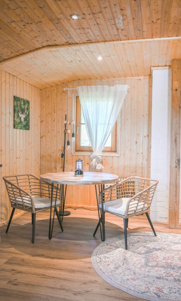 Holzraum mit Tisch und Stühlen